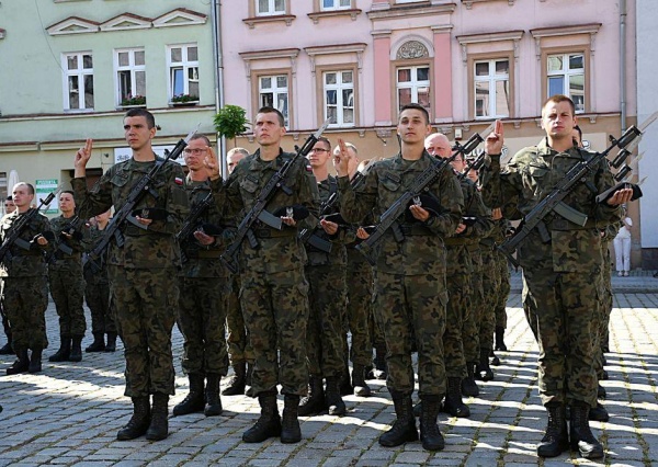 Przysięgali na sztandar elitarnej jednostki służyć Ojczyźnie (FOTO)