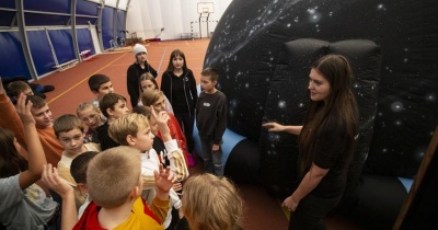 Mobilne planetarium Kopernika i warsztaty popularyzujące wiedzę astronomiczną w Męcince