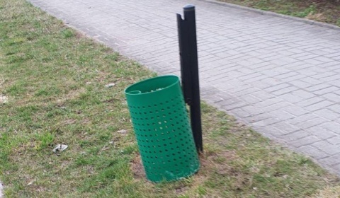 Wiosna pokazuje stan ulic i skwerów