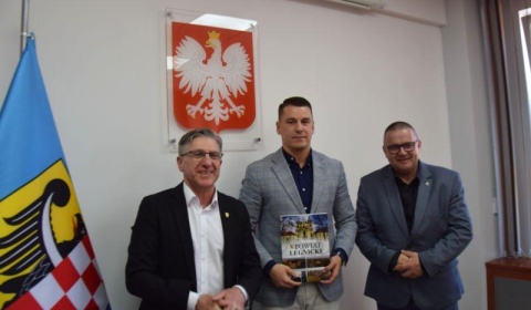 Podpisano umowę na inwestycję drogową w gminie Kunice