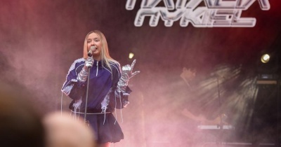 Natalia Nykiel zachwyciła jagodowy Chocianów. Energetyczny koncert porwał publiczność (FOTO)