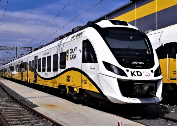 Wakacyjny rozkład jazdy – wracają pociągi do Świnoujścia. Nocny Super Sprinter i połączenia do Karpacza