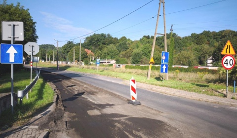 Lepiej nie wjeżdżać pod prąd – jest wąsko i z uskokiem 