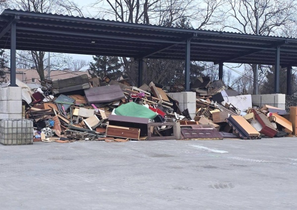 Sypnęło rekordem pod śmietnikami 