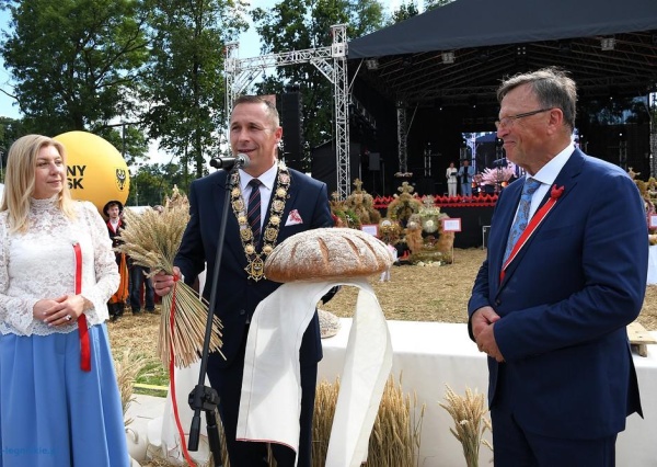 Rolnicy hucznie dziękowali za plony. Samorządowy polonez robił wrażenie (FOTO)
