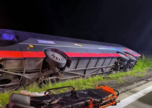 Wypadek na A4. Autokar z pasażerami wypadł z jezdni i wpadł do rowu. Są poszkodowani