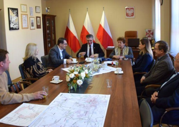 Podpisano umowę na remont drogi w gminie Chojnów