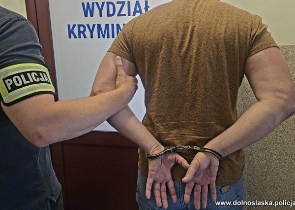 Zatrudnił się w salonie gier aby go...okradać