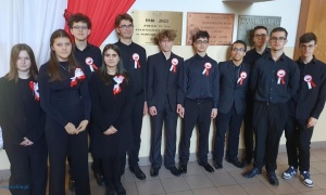 Uczniowie wyszli z klas, by odśpiewać hymn (FOTO)