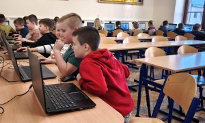 Lekcje na lepszych komputerach. Złotoryjscy uczniowie skorzystają też z pracowni AI 