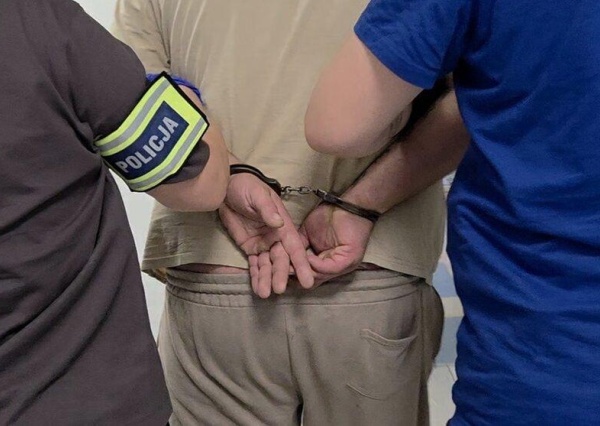 Zajechał drogę i wysiadł z maczetą. Chwilę później rzucił się do ucieczki
