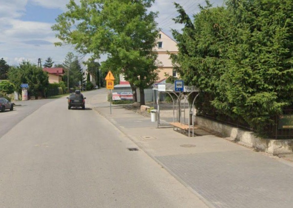 Przystankowa dyskryminacja? Bezpieczeństwo dzieci w tle