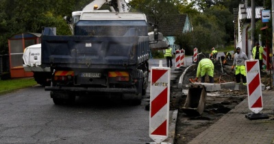 Remontują kolejną gminną drogę