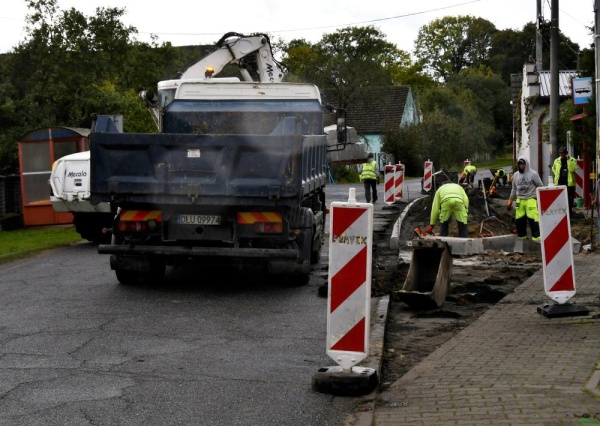 Remontują kolejną gminną drogę