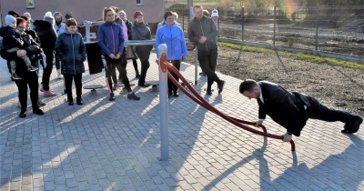 Siłownia plenerowa otwarta. 40 pompek wójta (FOTO)