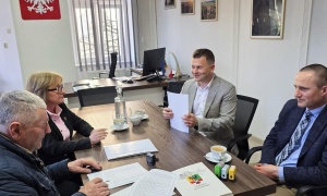 Podpisano umowę na remont drogi powiatowej w Rzeszówku 