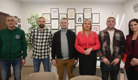 Wsparcie dla sportu w Gminie Wądroże Wielkie. Podpisano umowy na 2026 rok