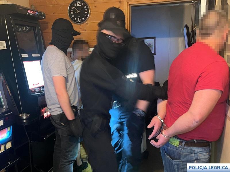 Kunice w panice. Policja likwiduje jaskinie lewego hazardu