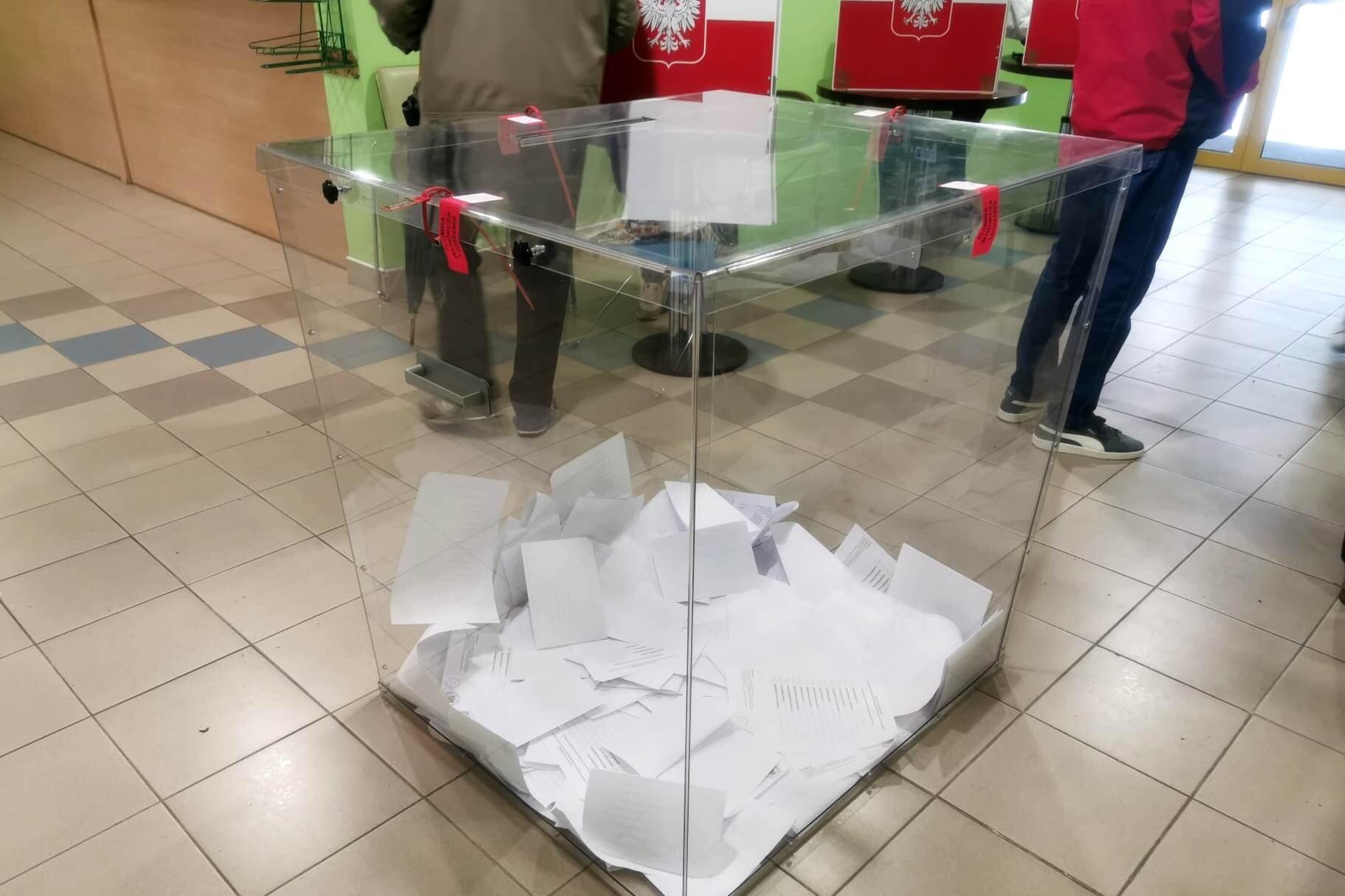 Trzaskowski wysoko wygrywa w Złotoryi i Wojcieszowie, Nawrocki lepszy w gminach wiejskich