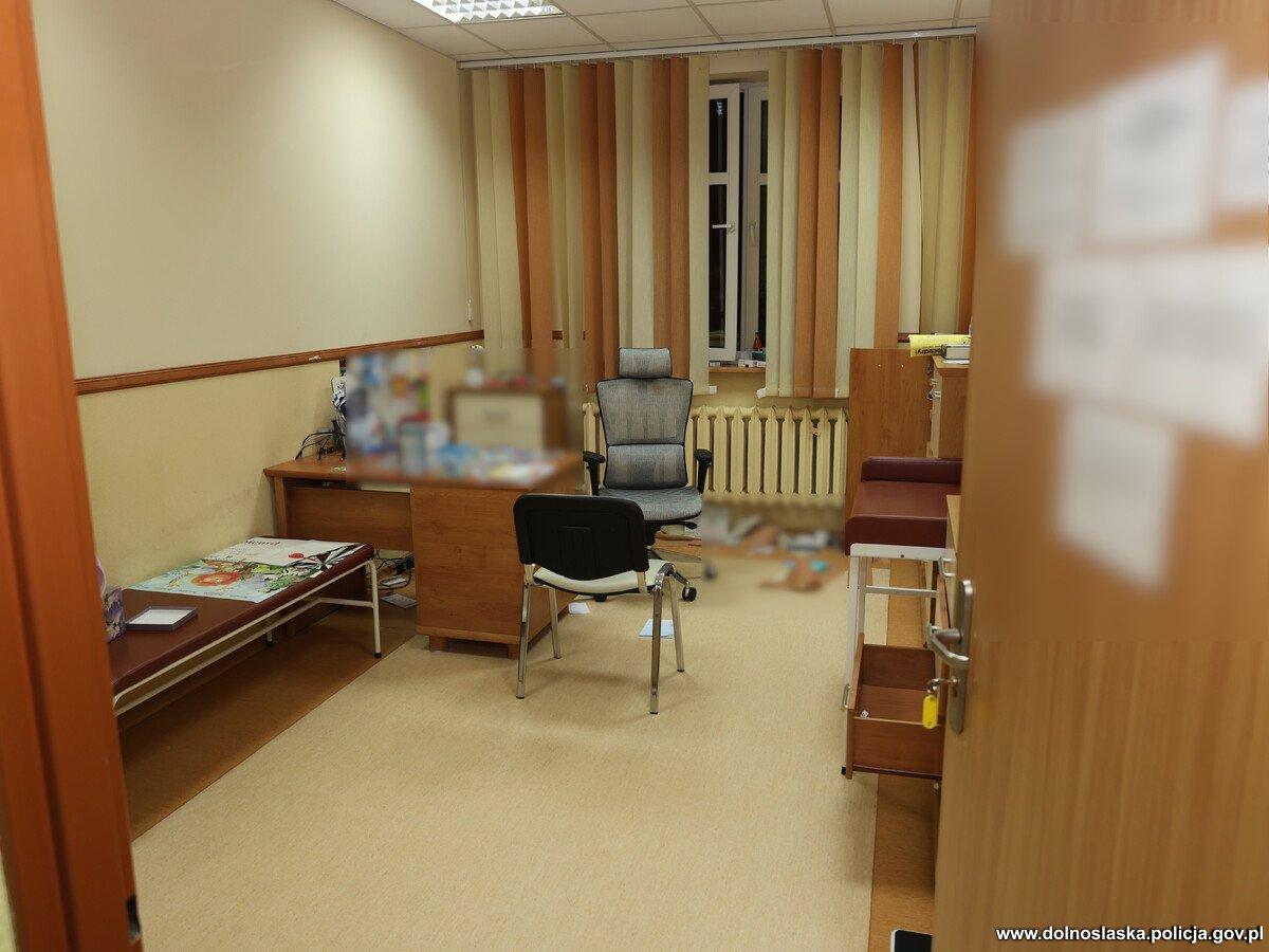 Nocne włamanie do przychodni udaremnione przez legnickich policjantów