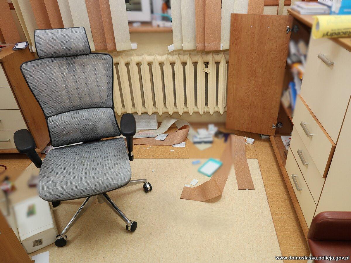 Nocne włamanie do przychodni udaremnione przez legnickich policjantów