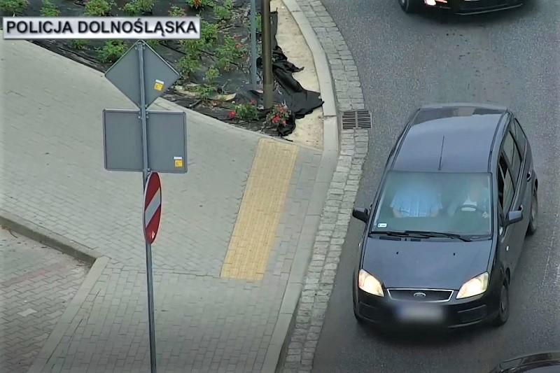 Mandaty z drona za pasy i telefon
