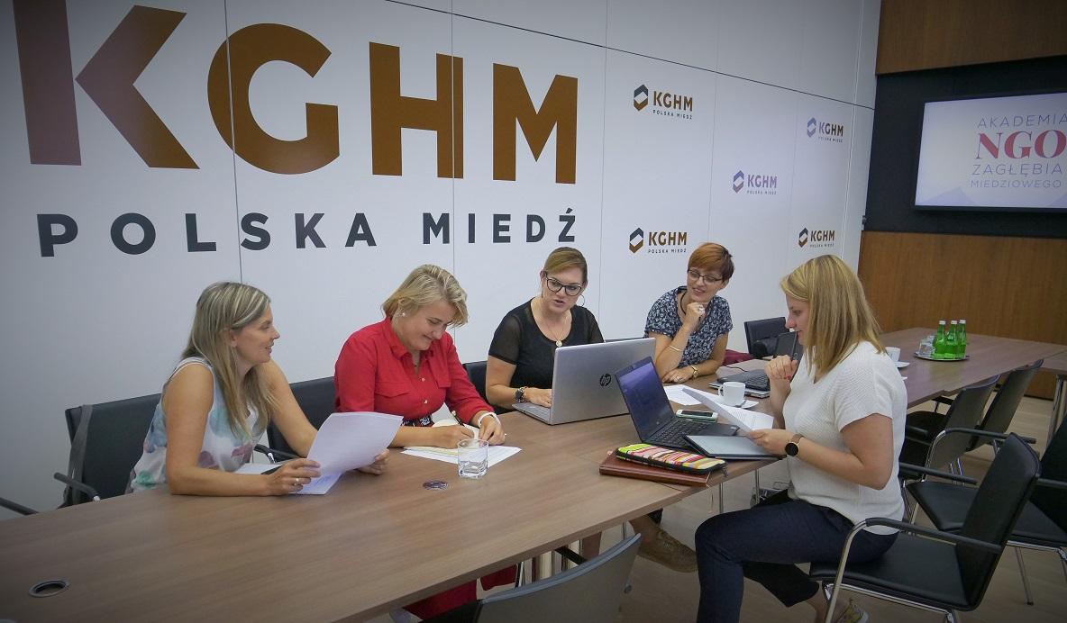 Jak być bezpiecznym w internecie. Nowy program Akademii NGO wspieranej przez KGHM Polska Miedź S.A.