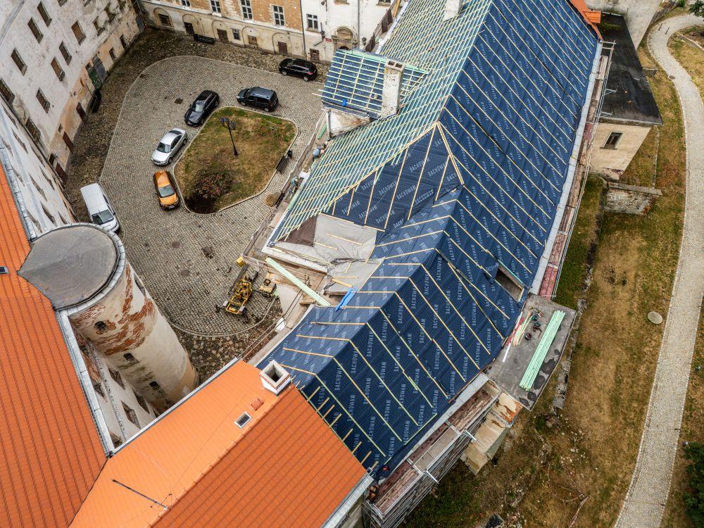  Ostatnie dwa segmenty dachu Zamku Piastowskiego w remoncie