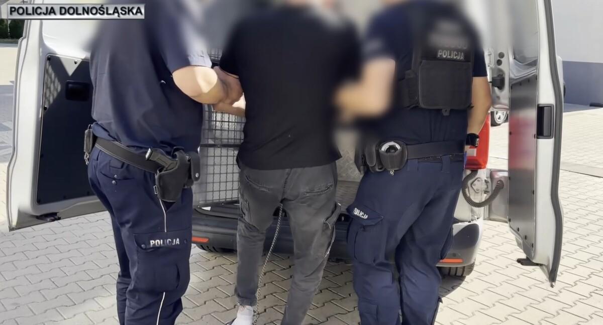Policjanci zatrzymali dwóch pseudokibiców podejrzanych o pobicie i pozbawienie wolności mężczyzny