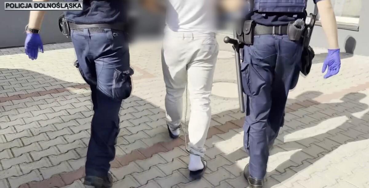 Policjanci zatrzymali dwóch pseudokibiców podejrzanych o pobicie i pozbawienie wolności mężczyzny