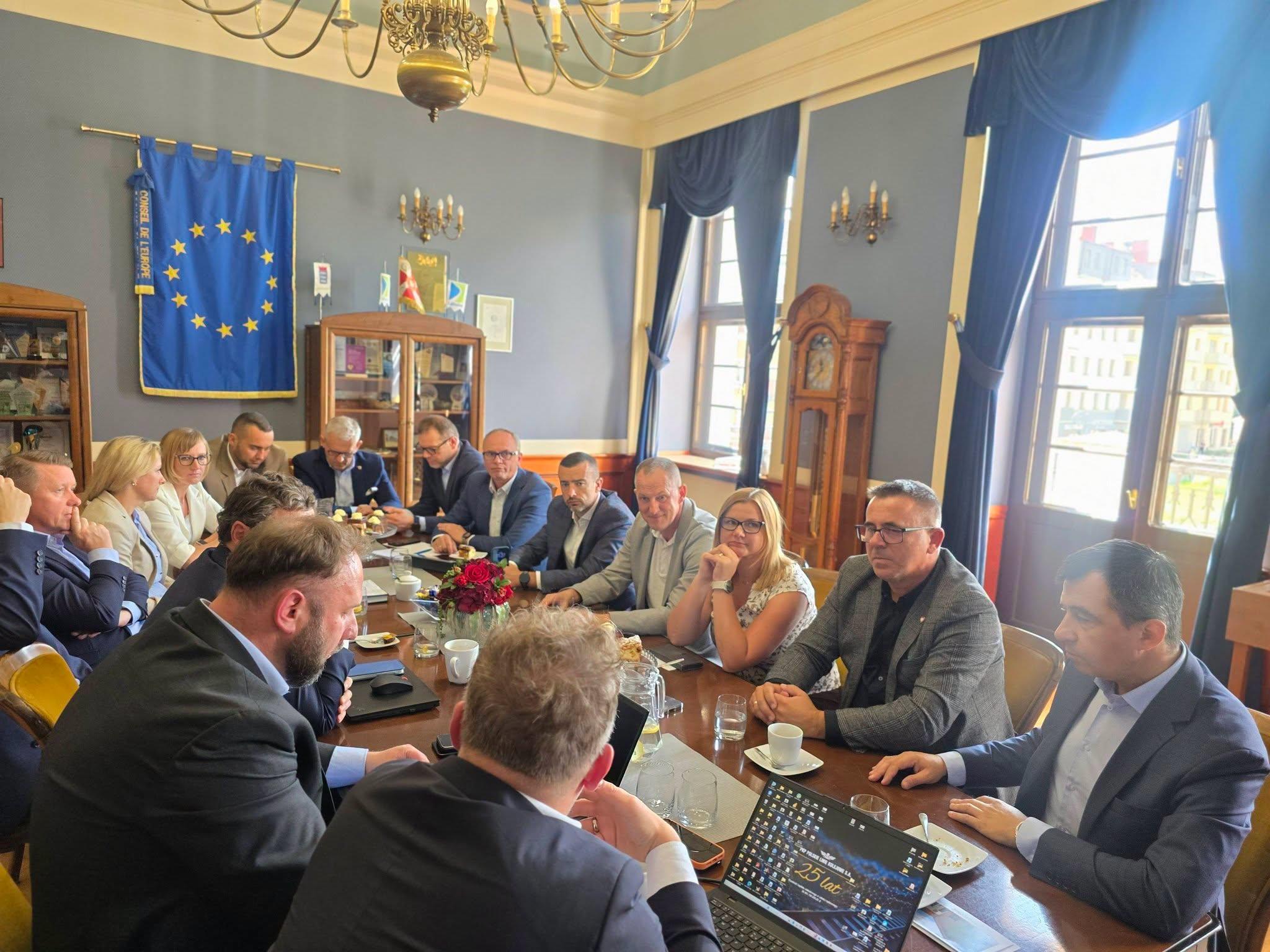 Kolej wraca na pierwszy plan. PKP PLK przy jednym stole z samorządowcami Zagłębia Miedziowego