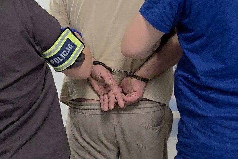 Zajechał drogę i wysiadł z maczetą. Chwilę później rzucił się do ucieczki. 