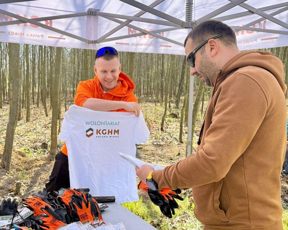 Światowy Dzień Ziemi: wolontariusze KGHM zasadzili kolejne tysiące drzew przy Hucie Miedzi Głogów