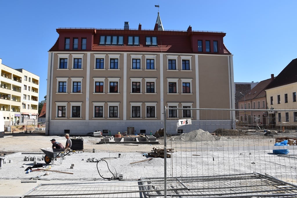 Układają nową nawierzchnię w rynku (FOTO)