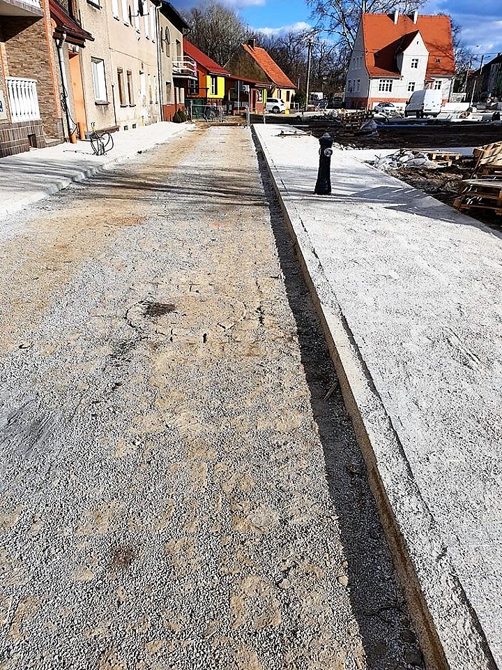 Granitowe uliczki i chodniki z ciętej kostki (FOTO)