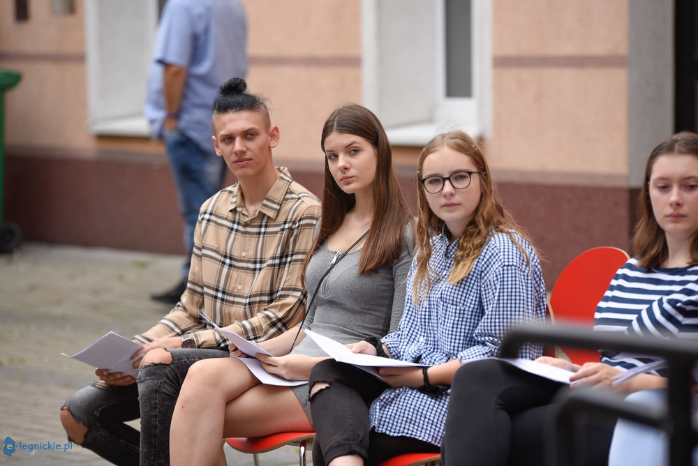Narodowe Czytanie na dziedzińcu biblioteki (FOTO)