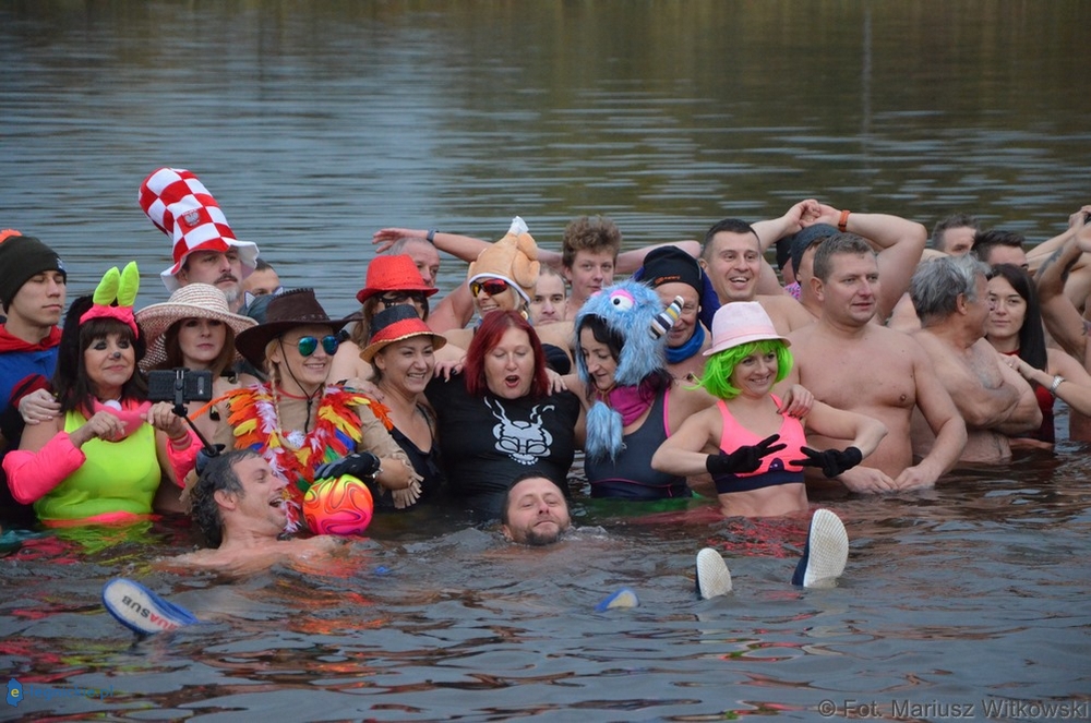 Legnickie Morsy weszły do wody (FOTO) 
