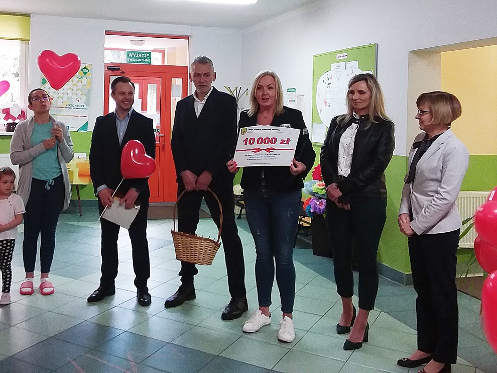 Prezenty dla placówek oświatowych od władz gminy (FOTO)