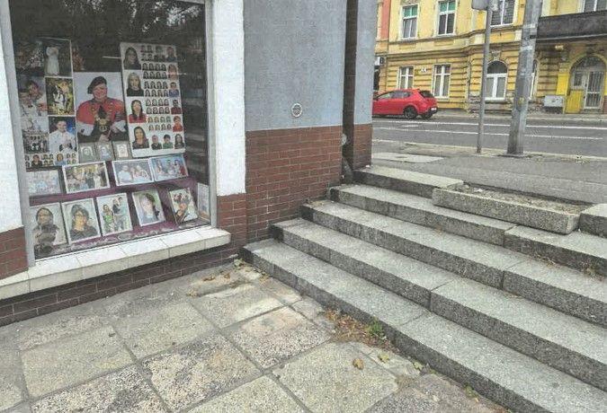 Oderwany stopień i upadki. Radny alarmuje w sprawie niebezpiecznych schodów
