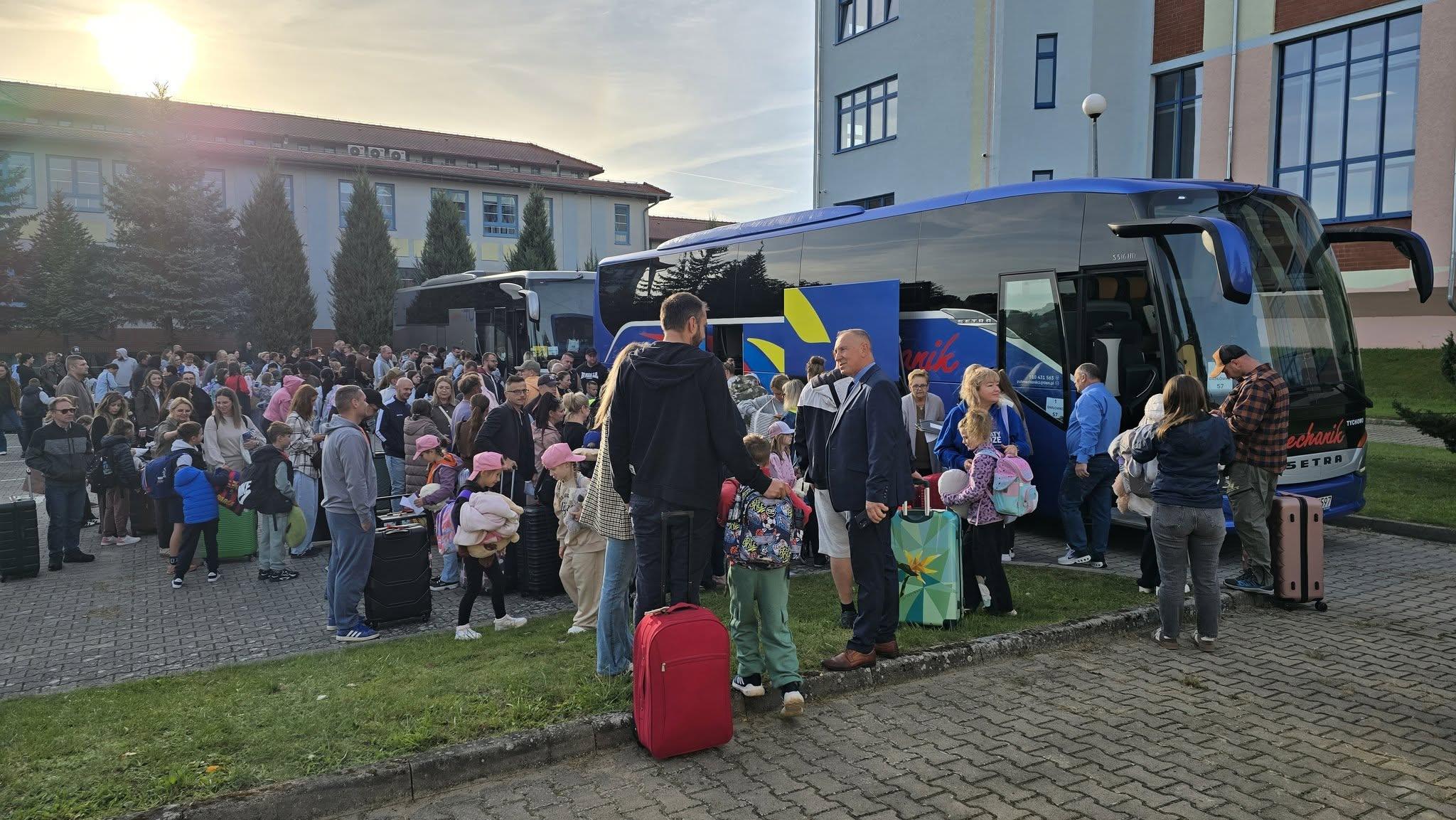 Szkolne ławki zamienili na plażę. 333 uczniów z Rudnej ruszyło nad Bałtyk