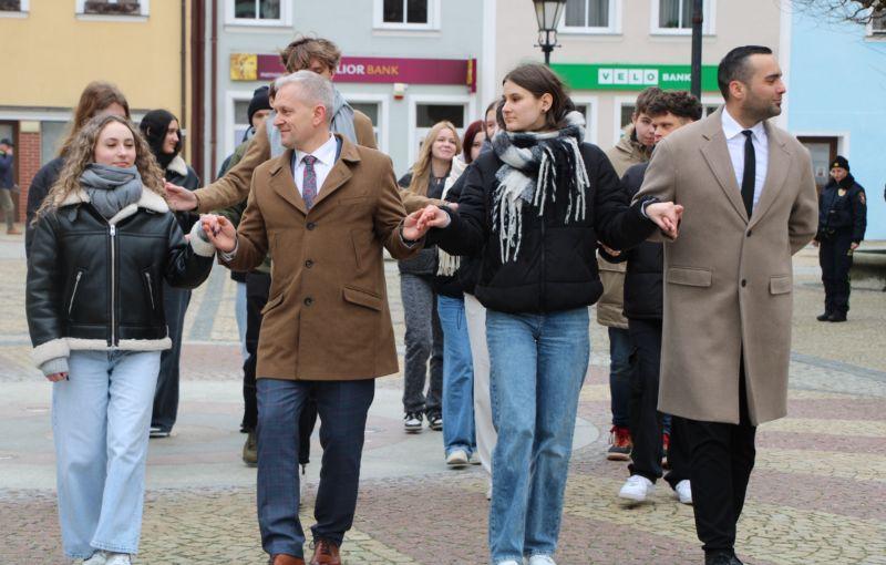 Zatańczyli poloneza na polkowickim Rynku