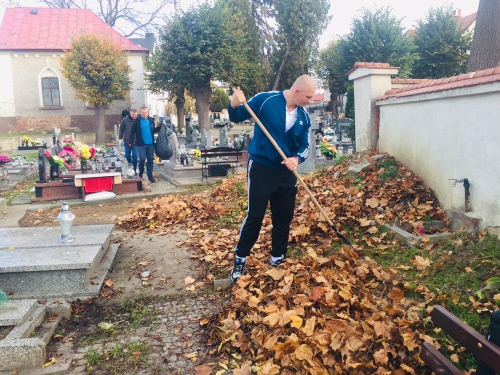 Radni posprzątają groby
