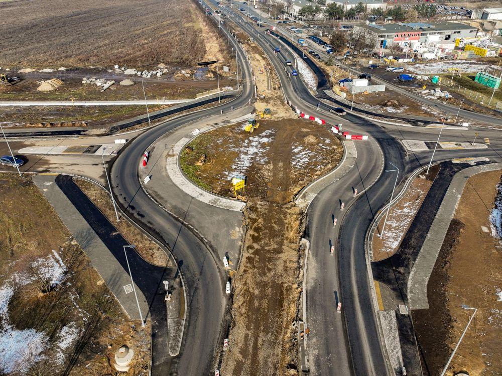 Rondo turbinowe na ul. Jaworzyńskiej na finiszu (FOTO)