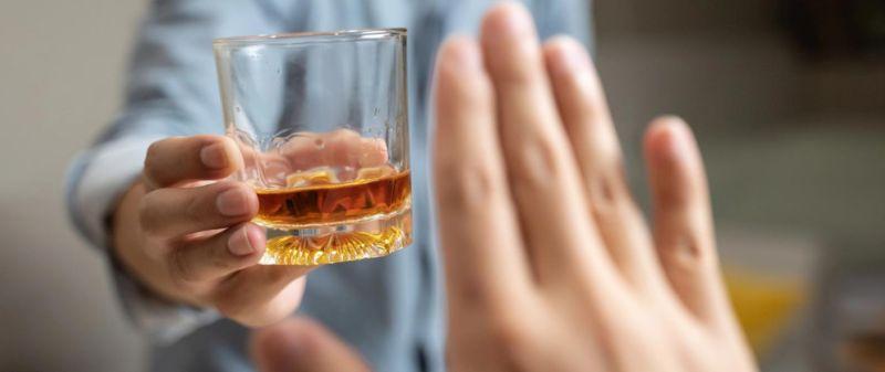 Mieszkańcy czują się zagrożeni. Pijący alkohol w tle