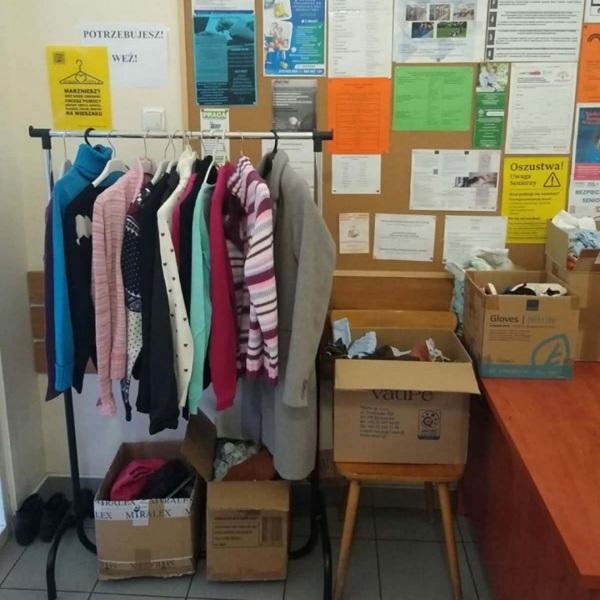 Kącik z odzieżą dla potrzebujących w MOPS