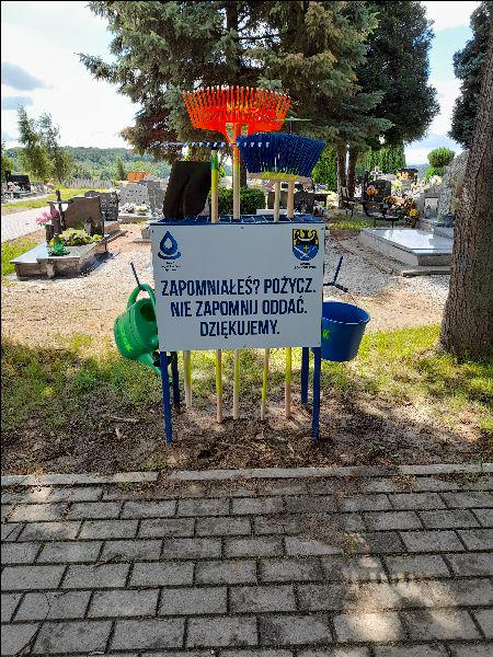 Narzędzia do pielęgnacji grobów pożyczysz na cmentarzu