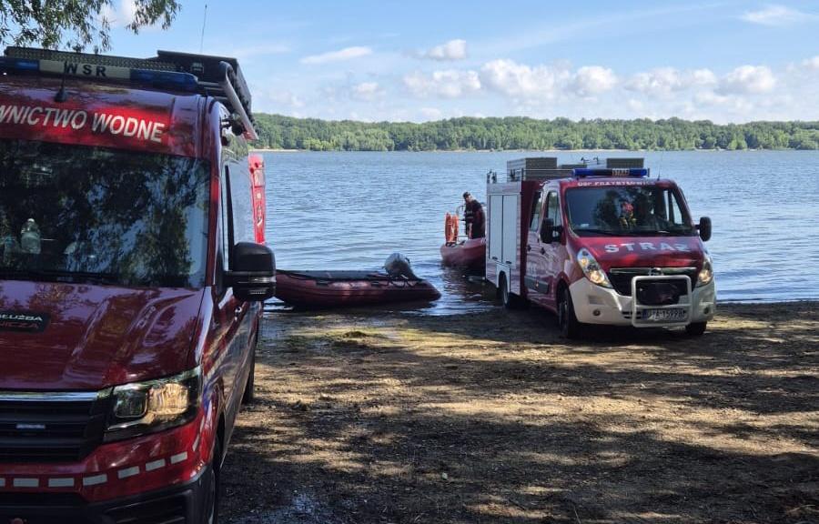 Bmw wjechało do zbiornika Słup. Ciała nie znaleziono