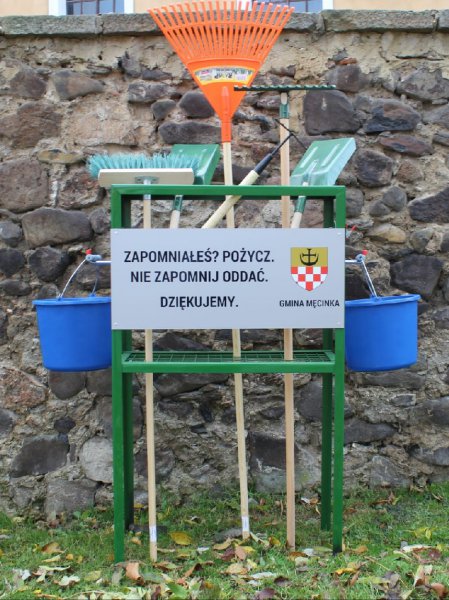 Przy cmentarzach stanęły stojaki z narzędziami