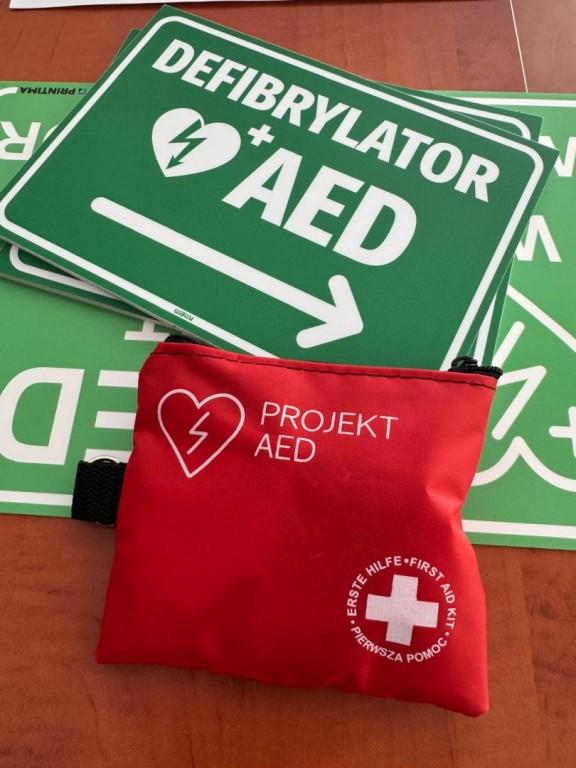 Dzięki Fundacji Polska Miedź defibrylatory AED trafiły do legnickich szkół i instytucji
