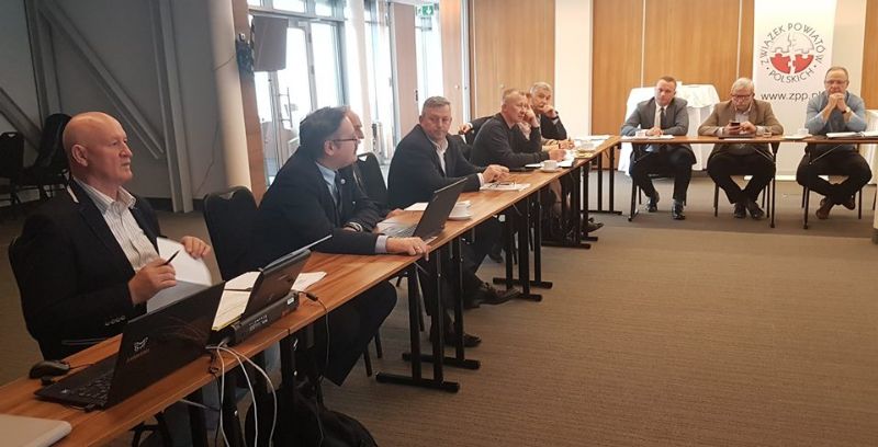 Starostowie obradują nad morzem